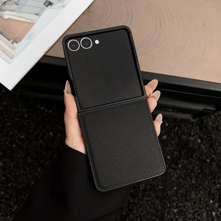 Funda trasera plegable con textura de lichi para Samsung Galaxy Z Flip5 (negra)