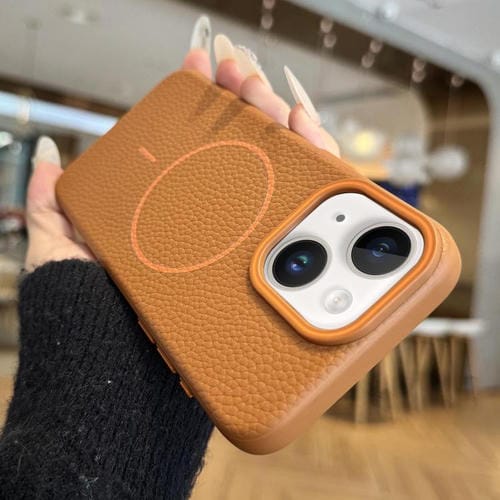 Funda TPU con Diseño Grano de Lichi y Anillo Naranja Magsafe para iPhone 15 Plus (Marrón)