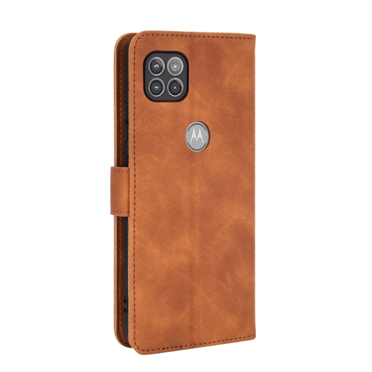Para Motorola Moto G 5G, color sólido, tacto de la piel, hebilla magnética, textura de becerro abatible horizontal, funda de cuero PU con soporte, ranuras para tarjetas y billetera (marrón)