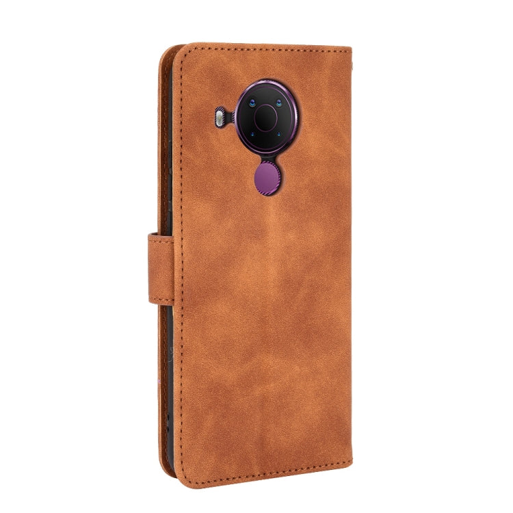 Para Nokia 5.4 Estuche de cuero PU con textura de piel de becerro abatible horizontal con hebilla magnética de color sólido con soporte, ranuras para tarjetas y billetera