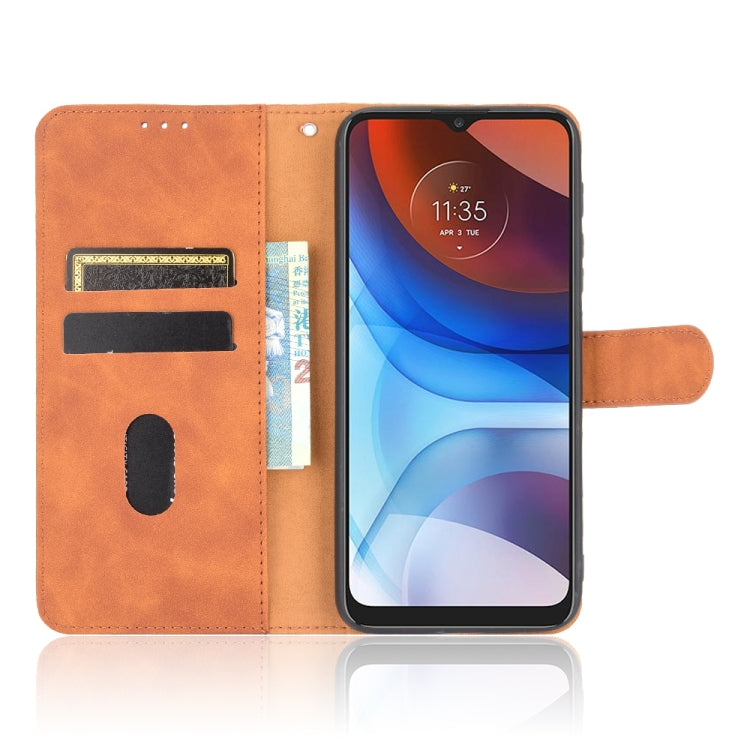 Para Motorola Moto E7 Power Color Sólido Siente Siente Hebilla Magnética Caja de cuero de la PU de la textura de la textura PU con el soporte y las tragamonedas y la cartera (marrón)
