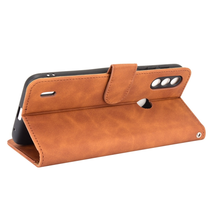 Para Motorola Moto E7 Power Color Sólido Siente Siente Hebilla Magnética Caja de cuero de la PU de la textura de la textura PU con el soporte y las tragamonedas y la cartera (marrón)