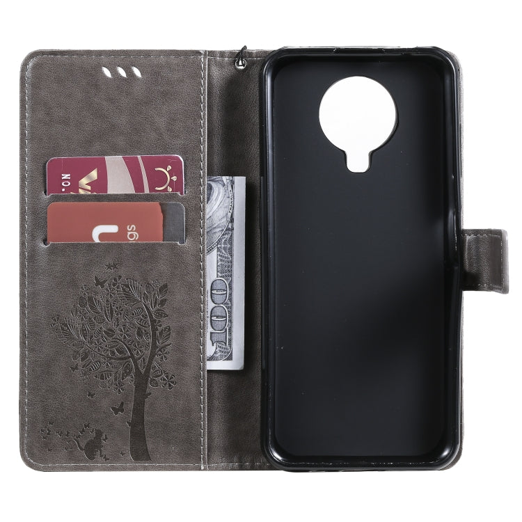 Para Nokia 6.3 Patrón de árbol y gato Impresión prensada Funda de cuero Horizontal Flip PU con soporte y tragamonedas y billetera y cordón (gris)