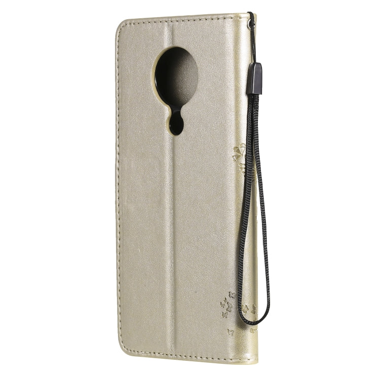 Para Nokia 5.3 Árbol y gato Patrón de impresión prensada Funda de cuero PU de la PU con soporte y ranuras para tarjetas y cordones y cordones (oro)