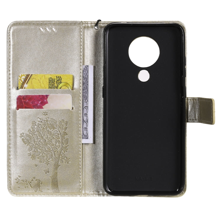 Para Nokia 5.3 Árbol y gato Patrón de impresión prensada Funda de cuero PU de la PU con soporte y ranuras para tarjetas y cordones y cordones (oro)