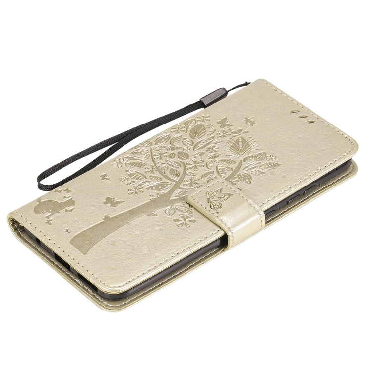 Para Nokia 5.3 Árbol y gato Patrón de impresión prensada Funda de cuero PU de la PU con soporte y ranuras para tarjetas y cordones y cordones (oro)