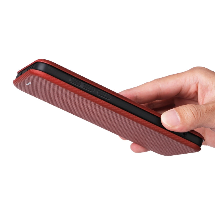 Funda de Cuero con Tapa y Textura de Fibra de Carbono para OnePlus 13 (Marrón)