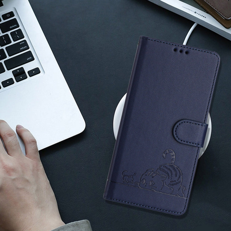 Funda para teléfono iPhone 15 Cat Rat patrón en relieve RFID PU con correa para la muñeca (Azul) - MOVILSTORE