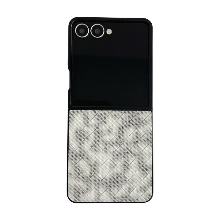 Funda para Samsung Galaxy Z Flip7 5G con patrón tejido colorido y cobertura total (negro y blanco)