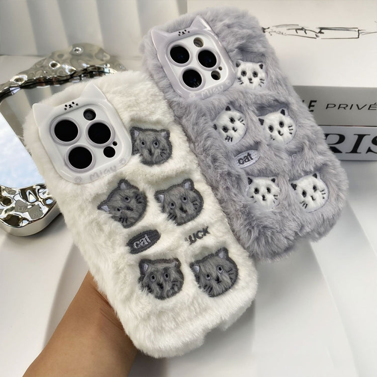 Funda de Silicona con Bordado de Peluche para iPhone 16 Plus (Luna)