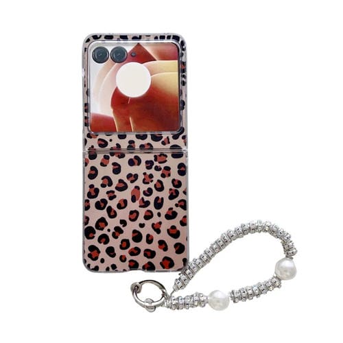 Estuche para Teléfono Motorola Razr 50 con Diseño Leopardo y Plumas con Pulsera Integrada (Marrón)
