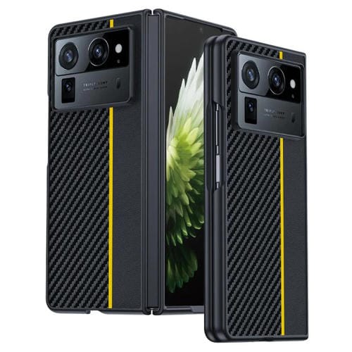 Funda ultrafina con textura de fibra de carbono para Tecno Phantom V Fold2 (negro y amarillo)