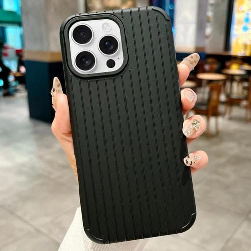 Funda MagSafe de cobertura total para iPhone 16 Pro con diseño inspirado en equipaje (negra)