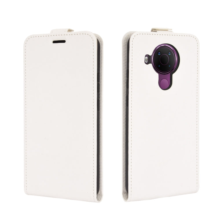 Para Nokia 5.4 R64 Funda protectora de cuero con solapa vertical con textura con ranuras para tarjetas y marco de fotos (blanco)