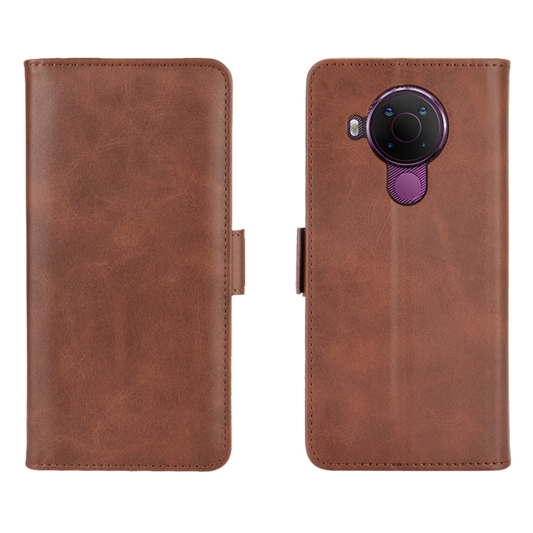 Para Nokia 5.4 Estuche de cuero abatible horizontal con hebilla magnética de doble cara con soporte, ranuras para tarjetas y billetera (marrón)