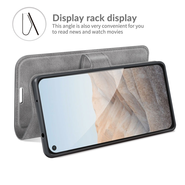 Para Google Pixel 5a Retro Becerro patrón Hebilla Horizontal Flip Funda de cuero con soporte y ranuras para tarjetas y billetera (gris)