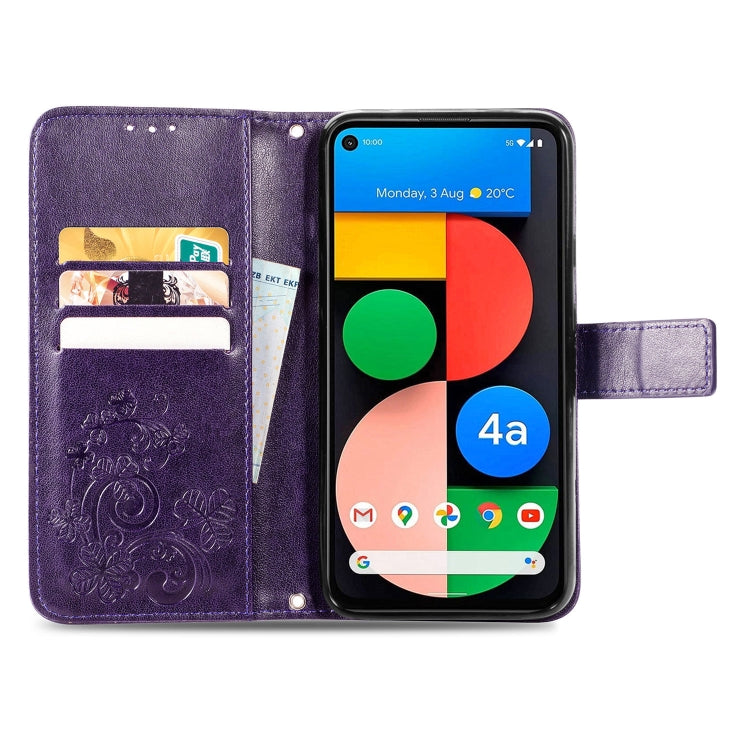 Para Google Pixel 5a Cierre de cuatro hojas con hebilla en relieve Protección de teléfono móvil Funda de cuero con cortante y ranura para la tarjeta y la función de la billetera y el soporte (púrpura)