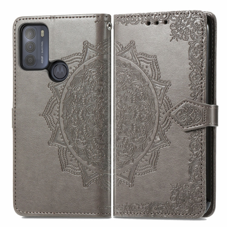 Para Motorola Moto G50 Mandala Patrón de estampado de estampado de estampado horizontal Funda de cuero con soporte y ranuras para tarjetas y billetera y cordón (gris)