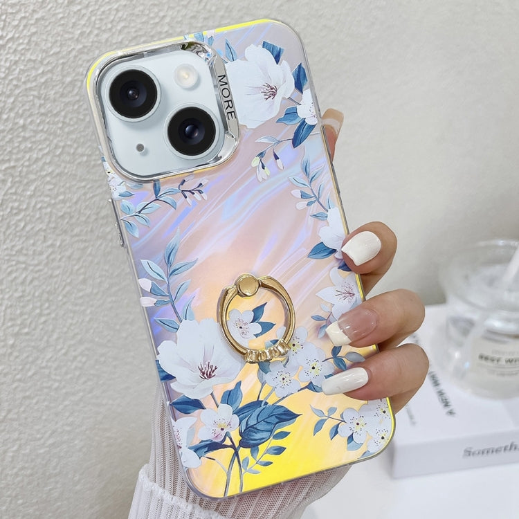 Caja de Teléfono TPU para iPhone 15 con Soporte de Anillo y Flor Láser de Galvanoplastia (Blanca) - MOVILSTORE