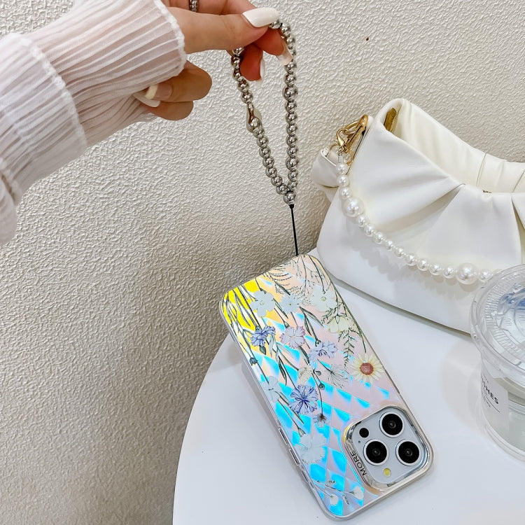 Estuche para teléfono iPhone 15 con flor láser y galvanoplastia con correa para la muñeca (Flor Rosa) - MOVILSTORE