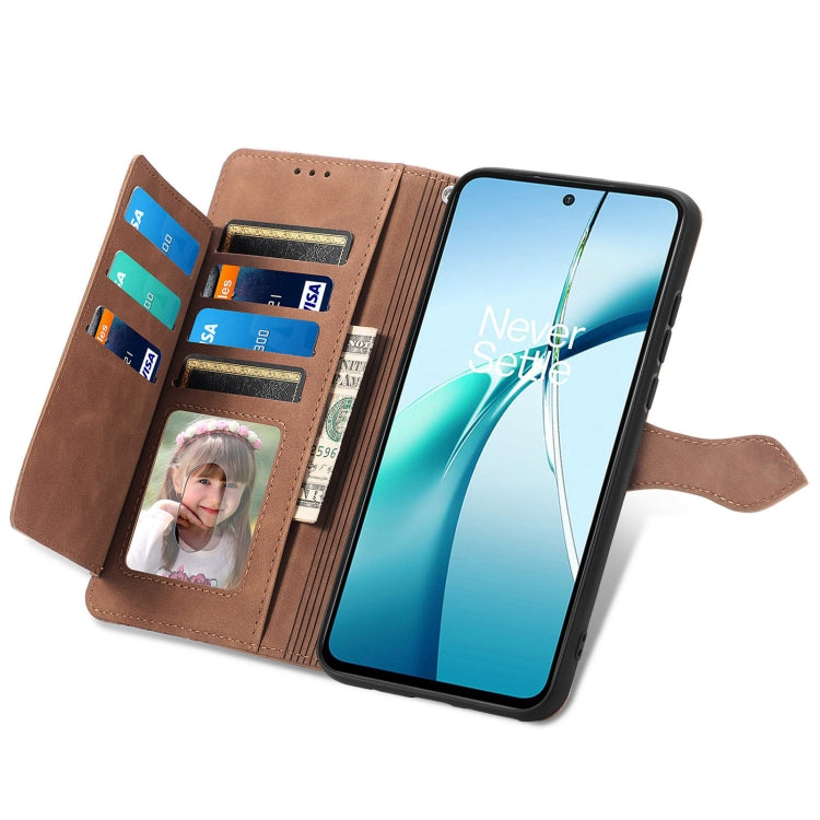 Funda de Cuero para OnePlus Ace 3 Pro con Cremallera y Diseño de Flores en Relieve (Marrón)